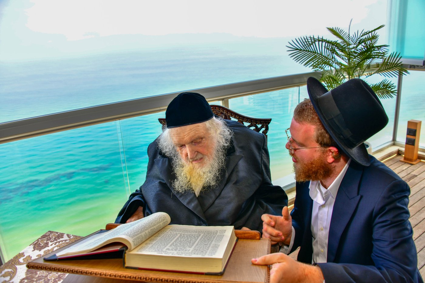 הגאון רבי משה שטרנבוך שליט"א בתפילת שחרית בנתניה | צילום: שוקי לרר