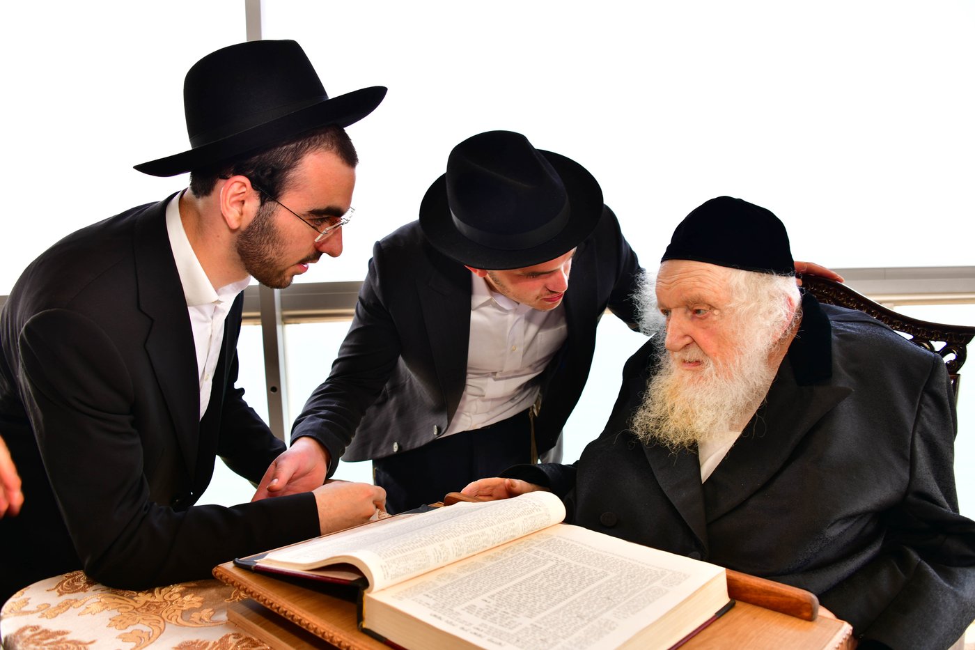 הגאון רבי משה שטרנבוך שליט"א בתפילת שחרית בנתניה | צילום: שוקי לרר