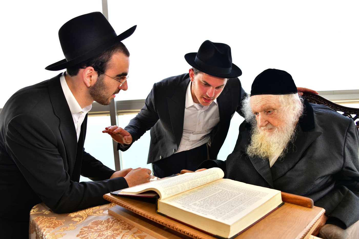 הגאון רבי משה שטרנבוך שליט"א בתפילת שחרית בנתניה | צילום: שוקי לרר