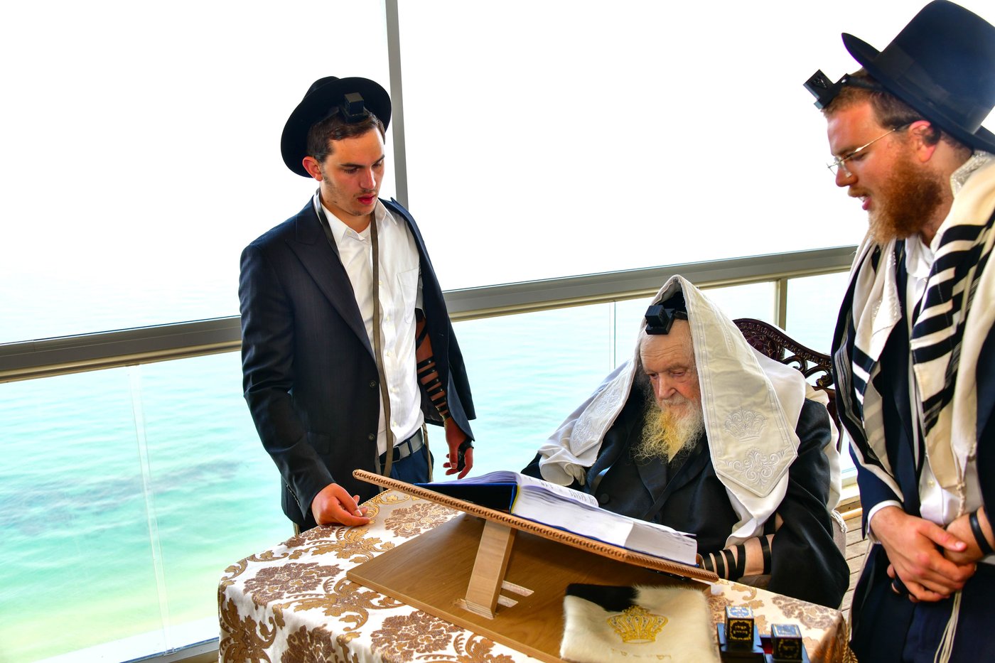 הגאון רבי משה שטרנבוך שליט"א בתפילת שחרית בנתניה | צילום: שוקי לרר