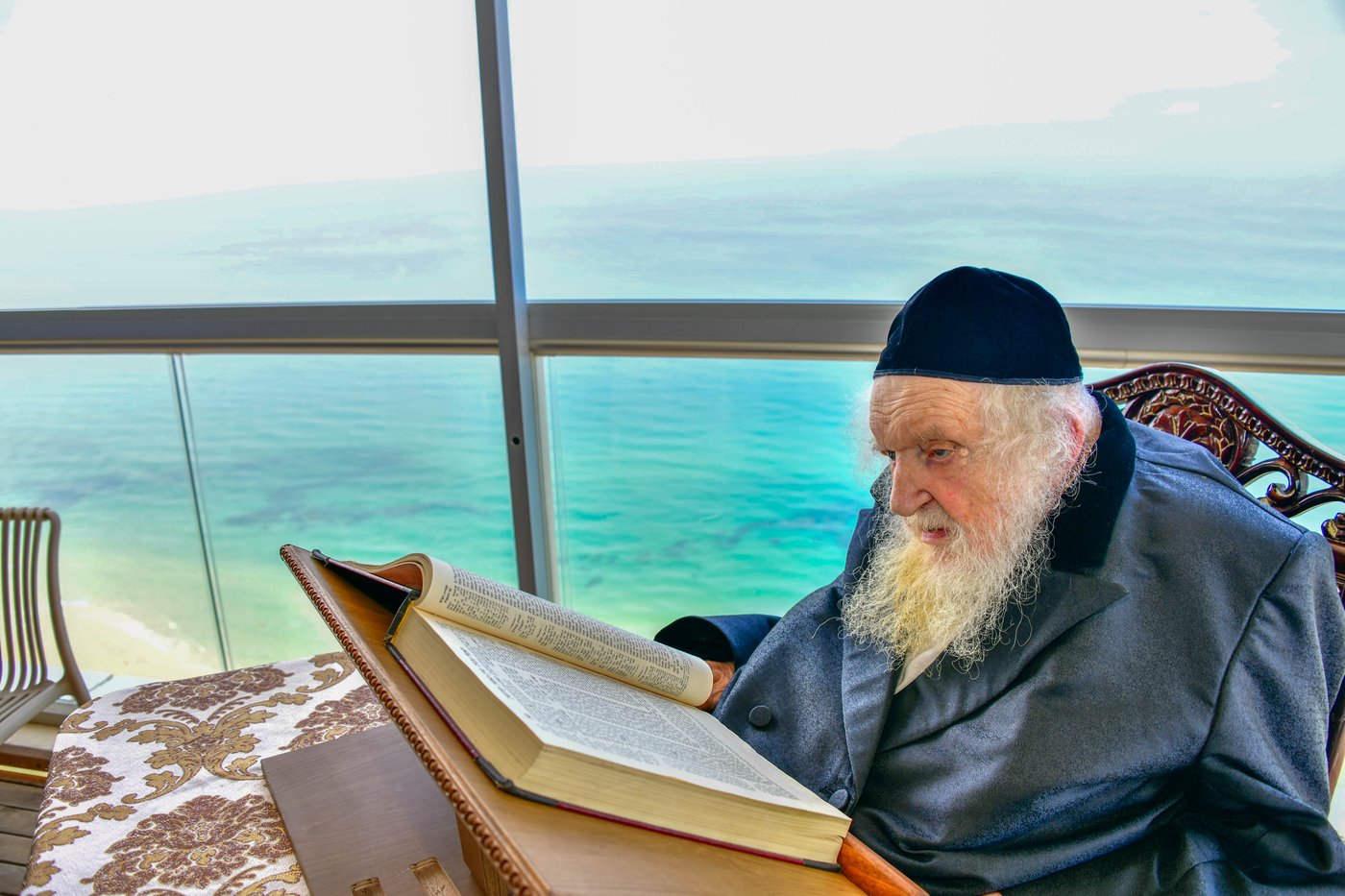 הגאון רבי משה שטרנבוך שליט"א בתפילת שחרית בנתניה | צילום: שוקי לרר