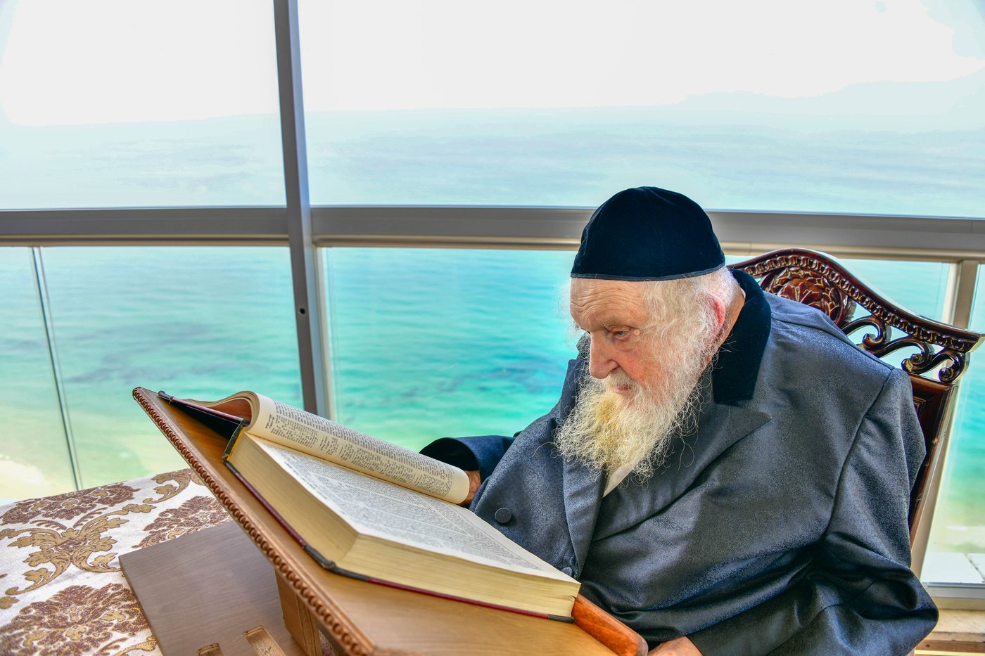 הגאון רבי משה שטרנבוך שליט"א בתפילת שחרית בנתניה | צילום: שוקי לרר