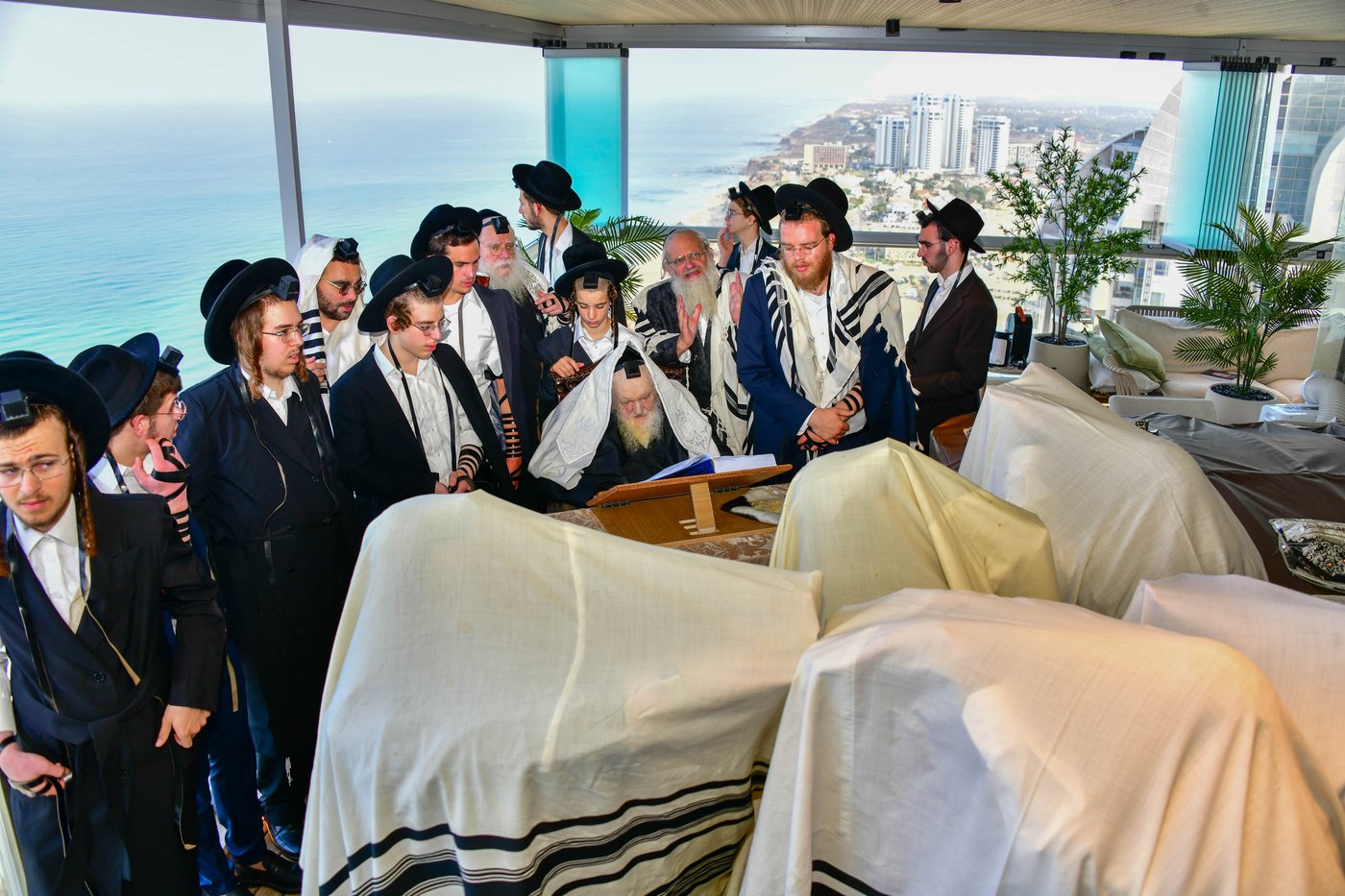 הגאון רבי משה שטרנבוך שליט"א בתפילת שחרית בנתניה | צילום: שוקי לרר