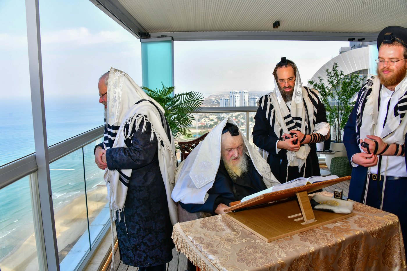 הגאון רבי משה שטרנבוך שליט"א בתפילת שחרית בנתניה | צילום: שוקי לרר