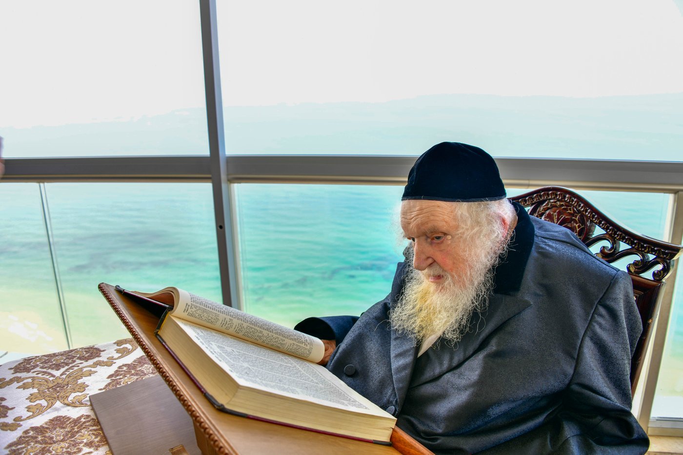 הגאון רבי משה שטרנבוך שליט"א בתפילת שחרית בנתניה | צילום: שוקי לרר