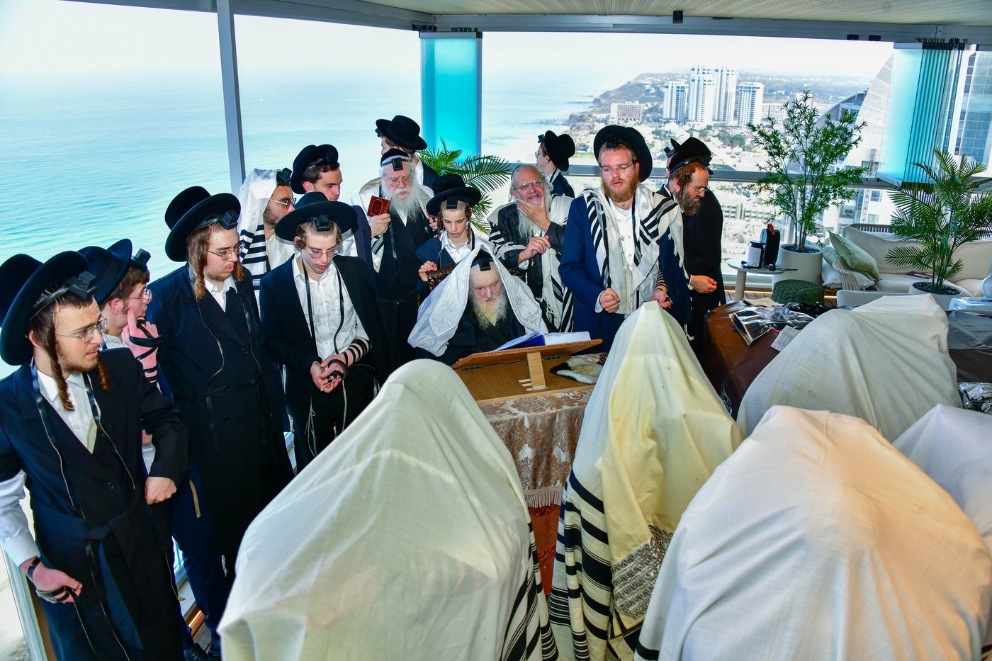 הגאון רבי משה שטרנבוך שליט"א בתפילת שחרית בנתניה | צילום: שוקי לרר