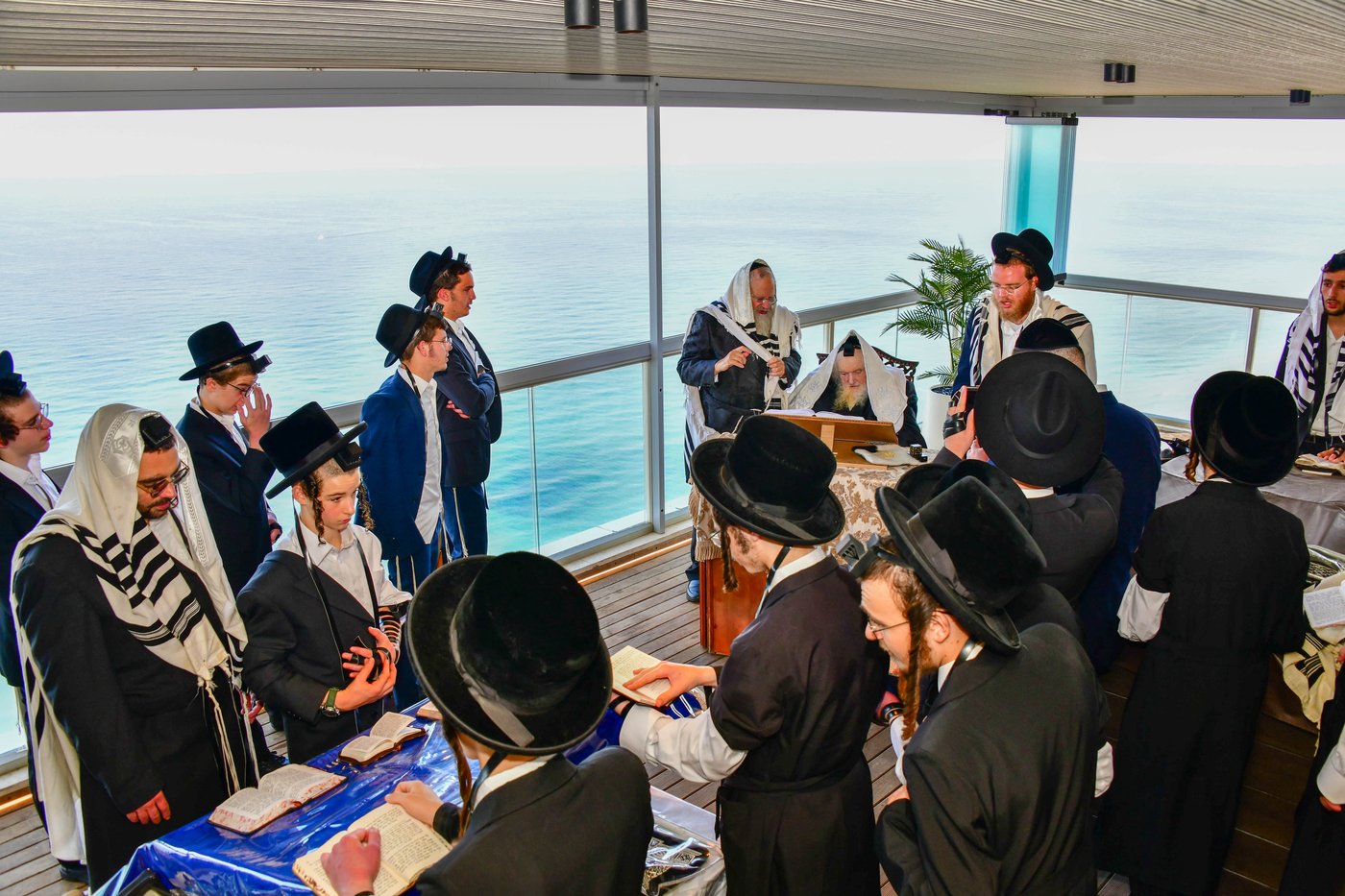 הגאון רבי משה שטרנבוך שליט"א בתפילת שחרית בנתניה | צילום: שוקי לרר