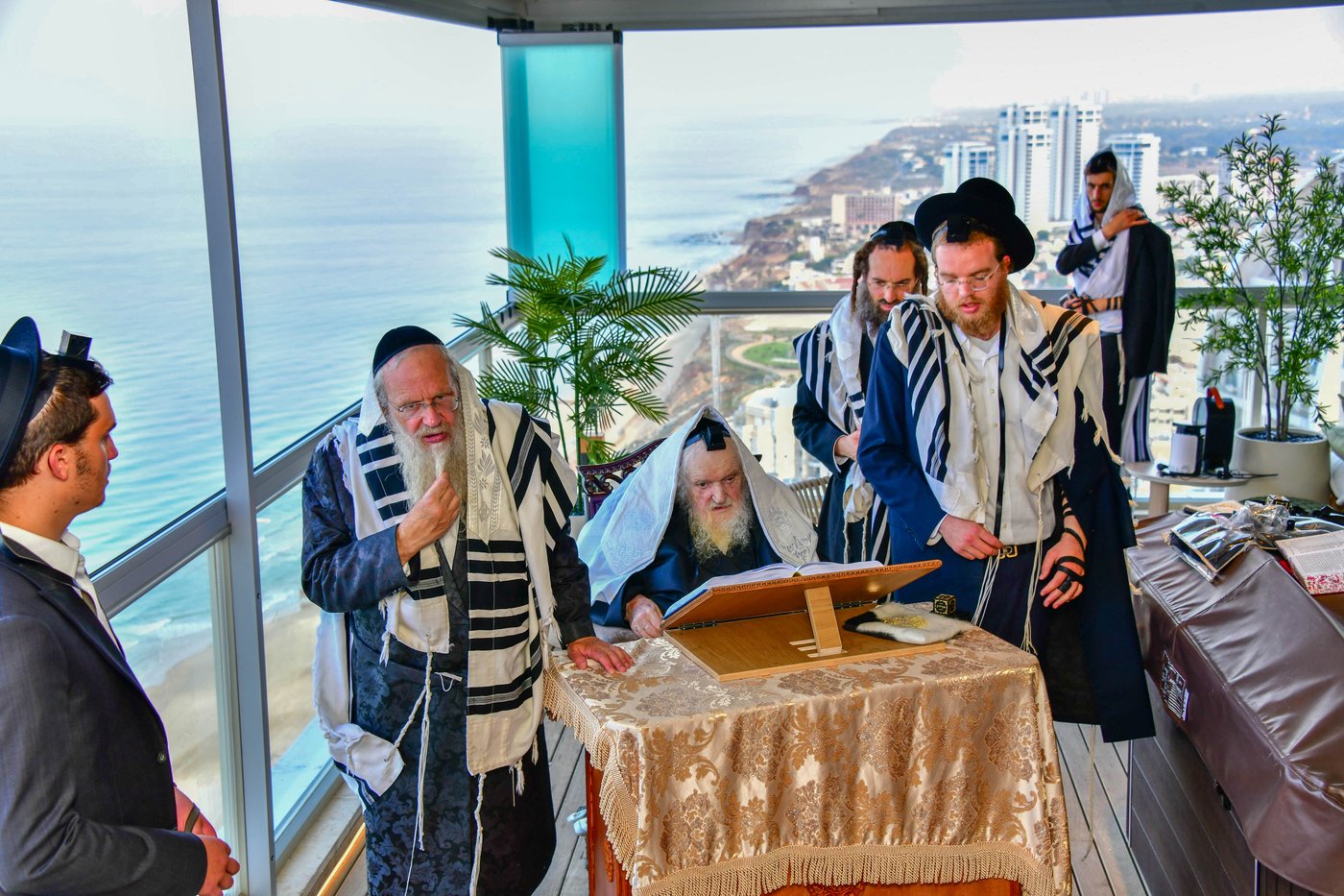הגאון רבי משה שטרנבוך שליט"א בתפילת שחרית בנתניה | צילום: שוקי לרר