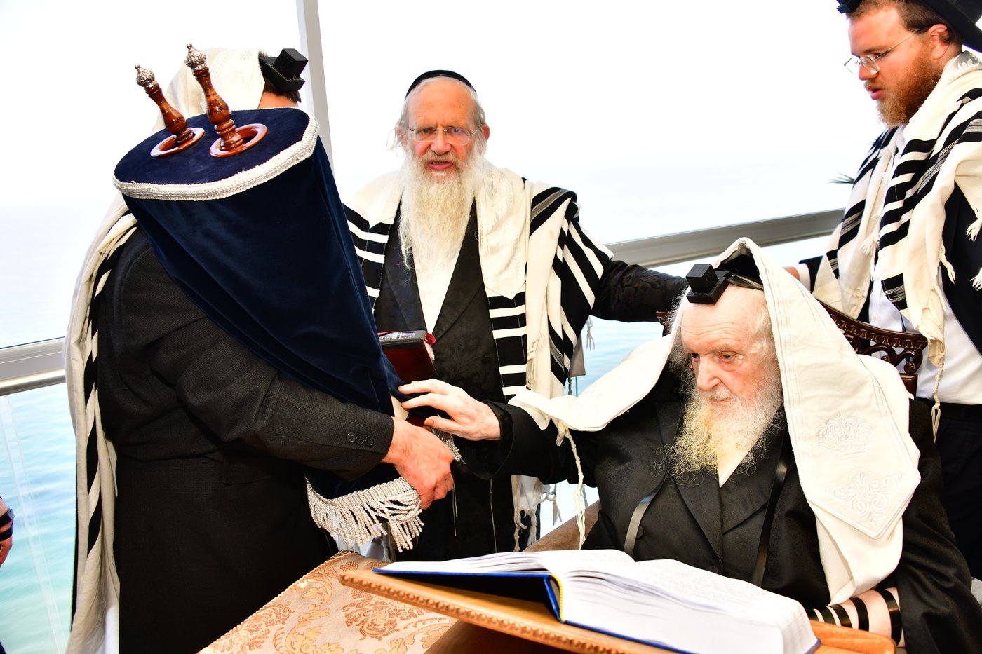 הגאון רבי משה שטרנבוך שליט"א בתפילת שחרית בנתניה | צילום: שוקי לרר