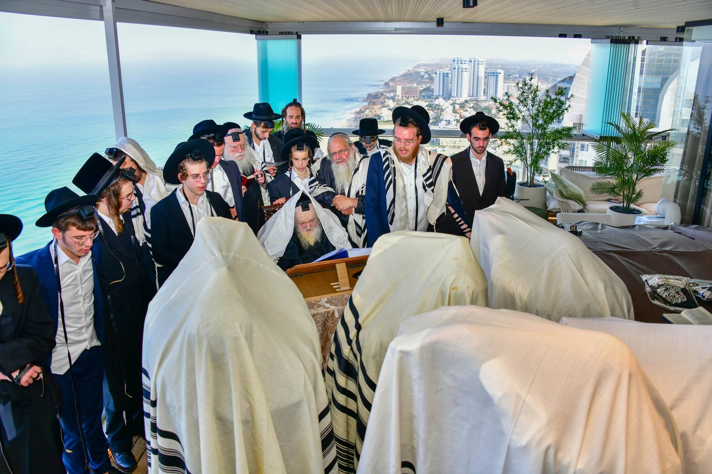 הגאון רבי משה שטרנבוך שליט"א בתפילת שחרית בנתניה | צילום: שוקי לרר