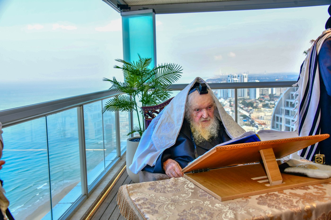 הגאון רבי משה שטרנבוך שליט"א בתפילת שחרית בנתניה | צילום: שוקי לרר
