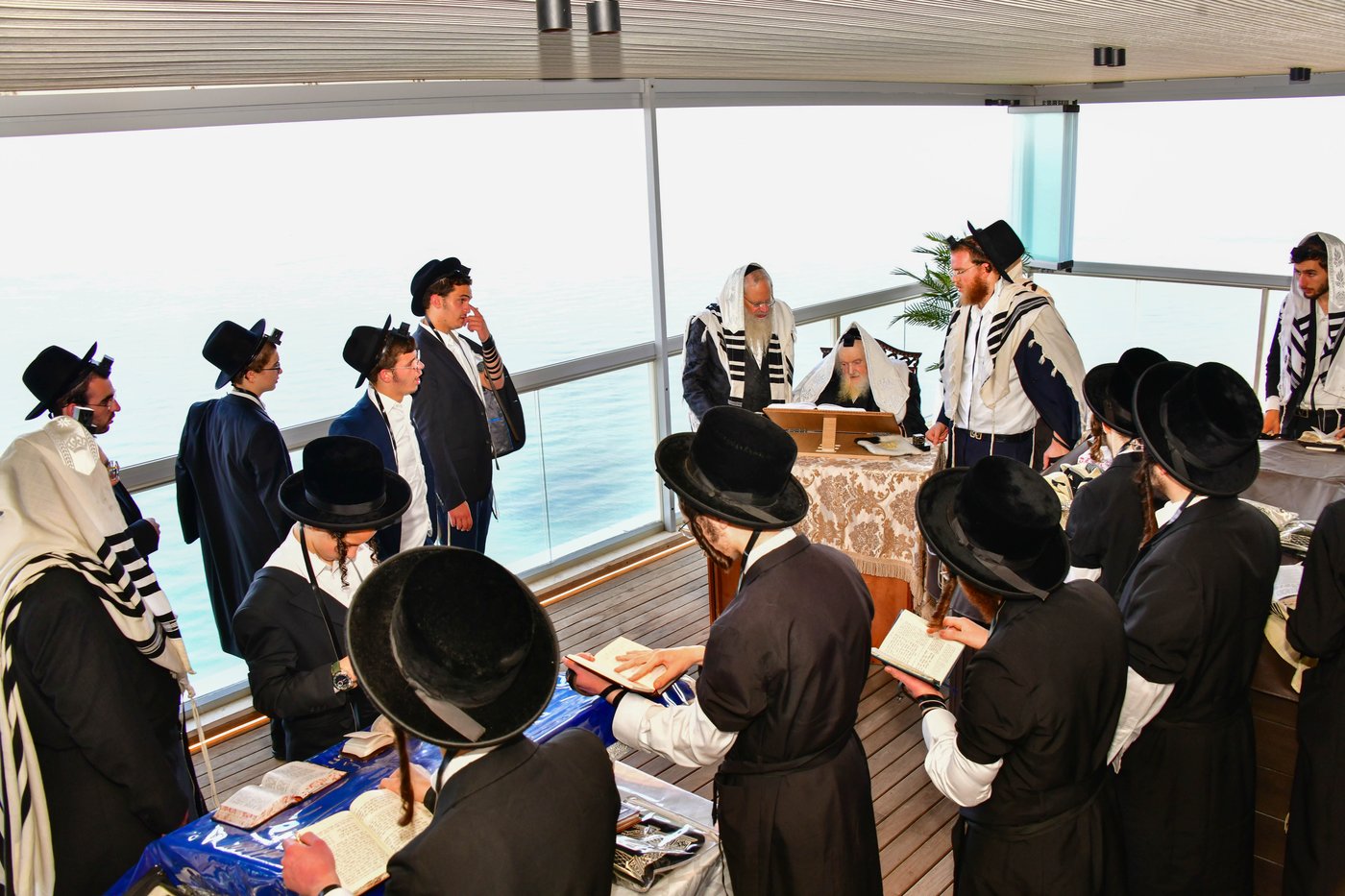 הגאון רבי משה שטרנבוך שליט"א בתפילת שחרית בנתניה | צילום: שוקי לרר