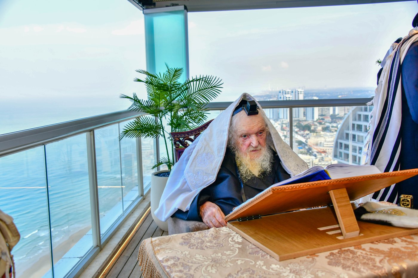הגאון רבי משה שטרנבוך שליט"א בתפילת שחרית בנתניה | צילום: שוקי לרר