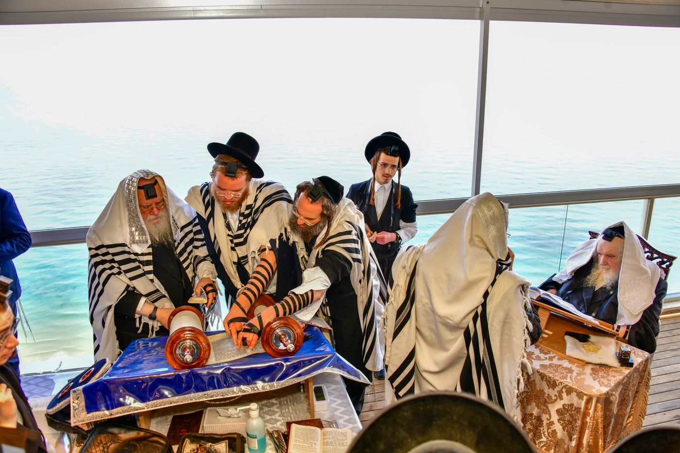 הגאון רבי משה שטרנבוך שליט"א בתפילת שחרית בנתניה | צילום: שוקי לרר
