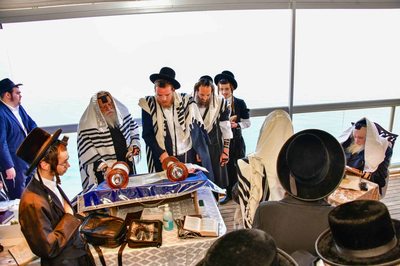 הגאון רבי משה שטרנבוך שליט"א בתפילת שחרית בנתניה | צילום: שוקי לרר