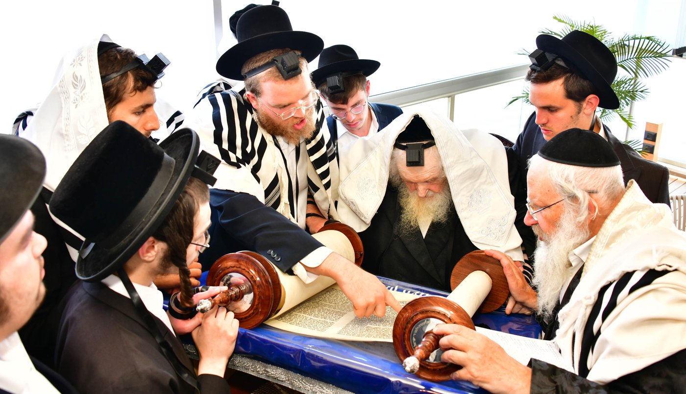 הגאון רבי משה שטרנבוך שליט"א בתפילת שחרית בנתניה | צילום: שוקי לרר