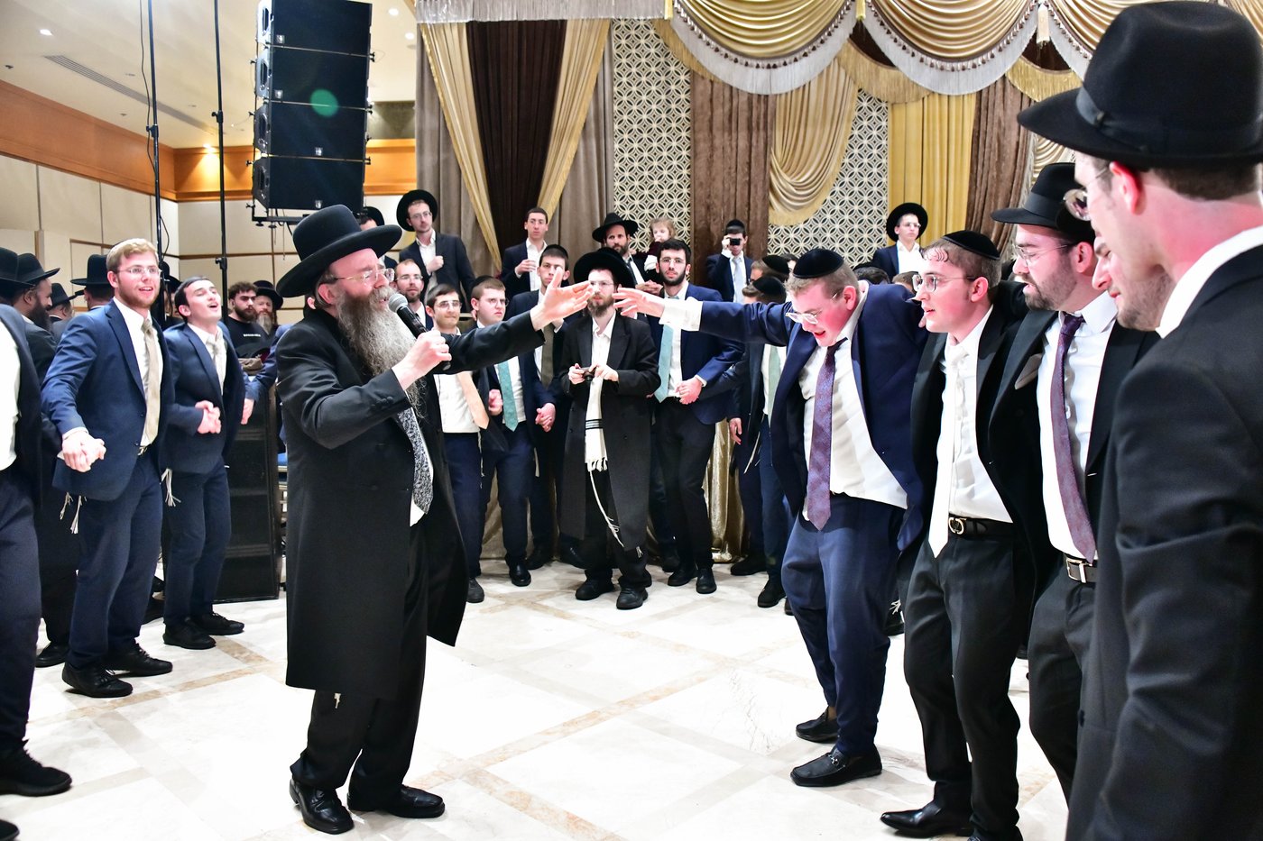 מהשמחה בבני ברק | צילום: שוקי לרר