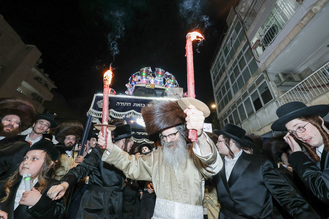 הכנסת ספר תורה אצל הגה"צ רבי נחמן בידרמן | צילום: א. אייזנבאך