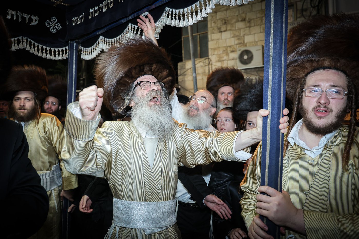 הכנסת ספר תורה אצל הגה"צ רבי נחמן בידרמן | צילום: א. אייזנבאך