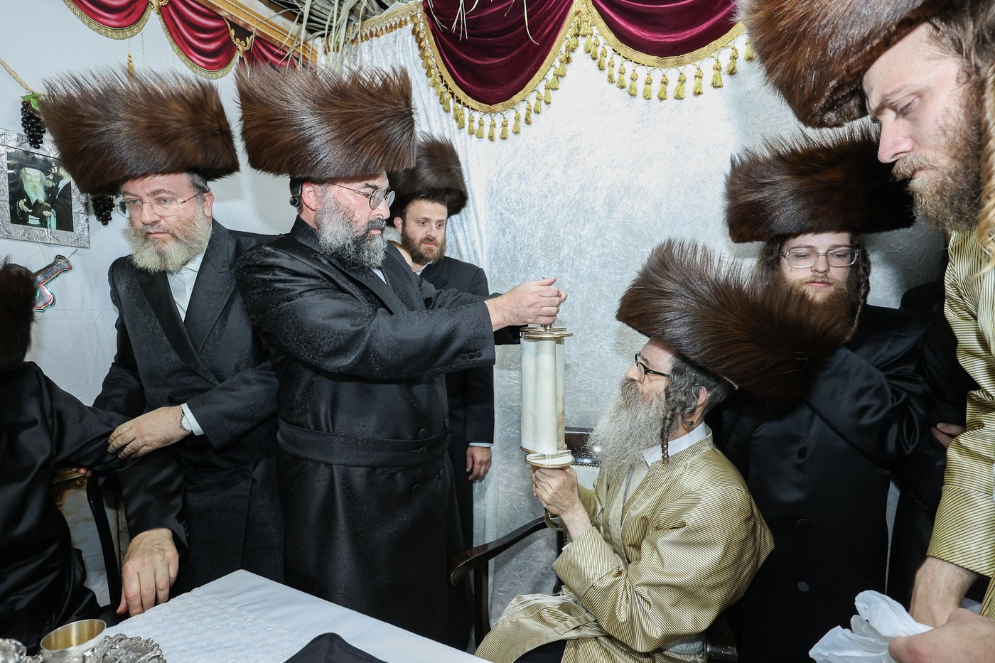 הכנסת ספר תורה אצל הגה"צ רבי נחמן בידרמן | צילום: א. אייזנבאך