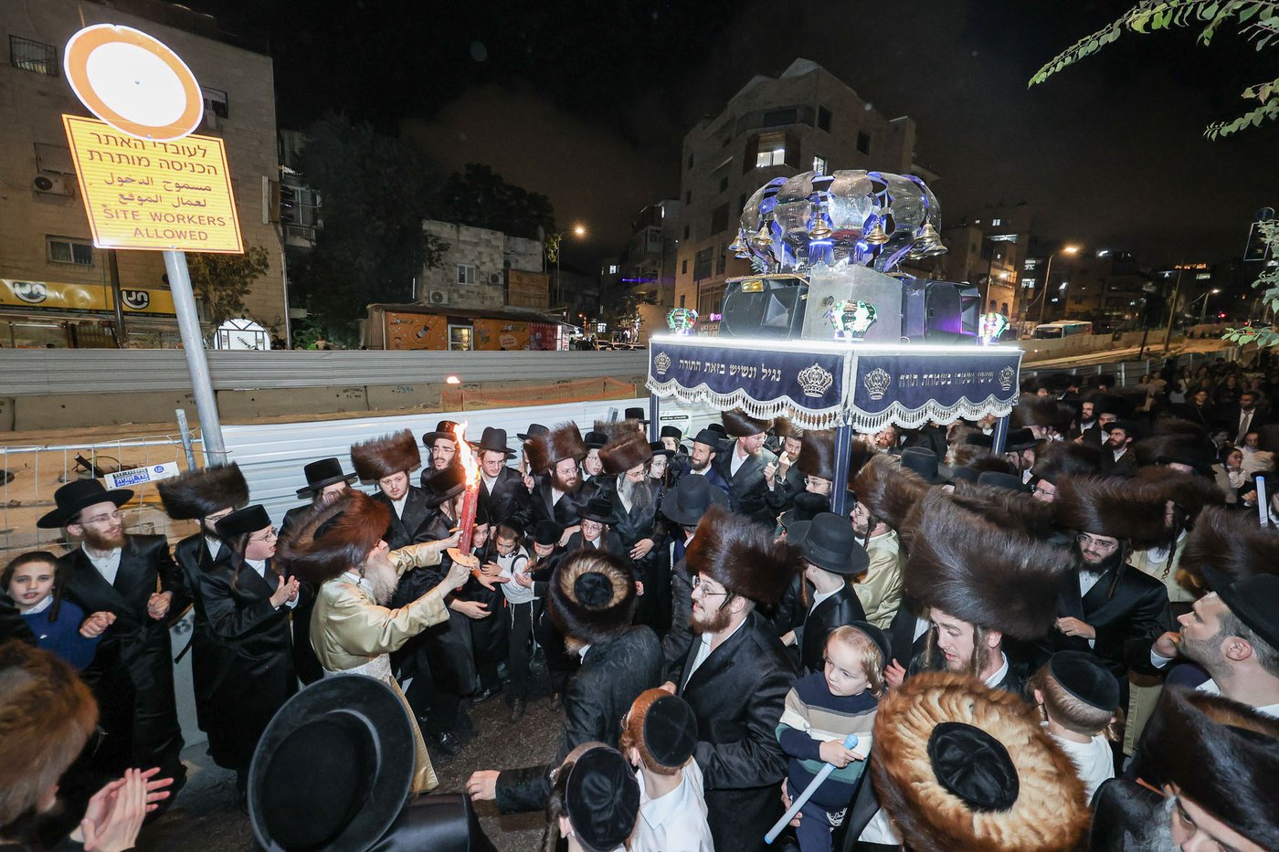 הכנסת ספר תורה אצל הגה"צ רבי נחמן בידרמן | צילום: א. אייזנבאך