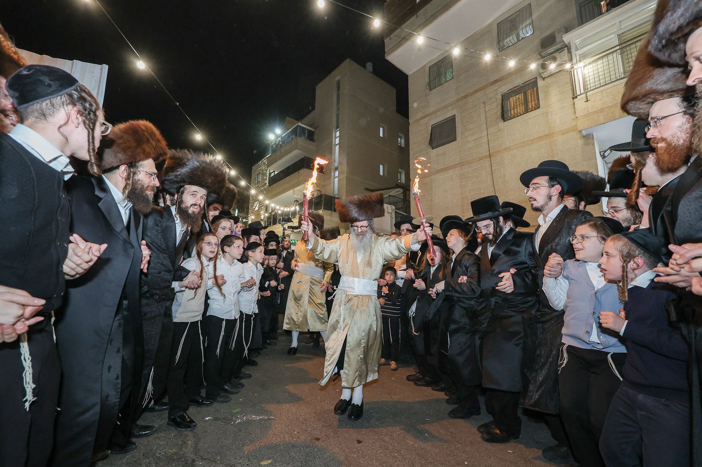 הכנסת ספר תורה אצל הגה"צ רבי נחמן בידרמן | צילום: א. אייזנבאך