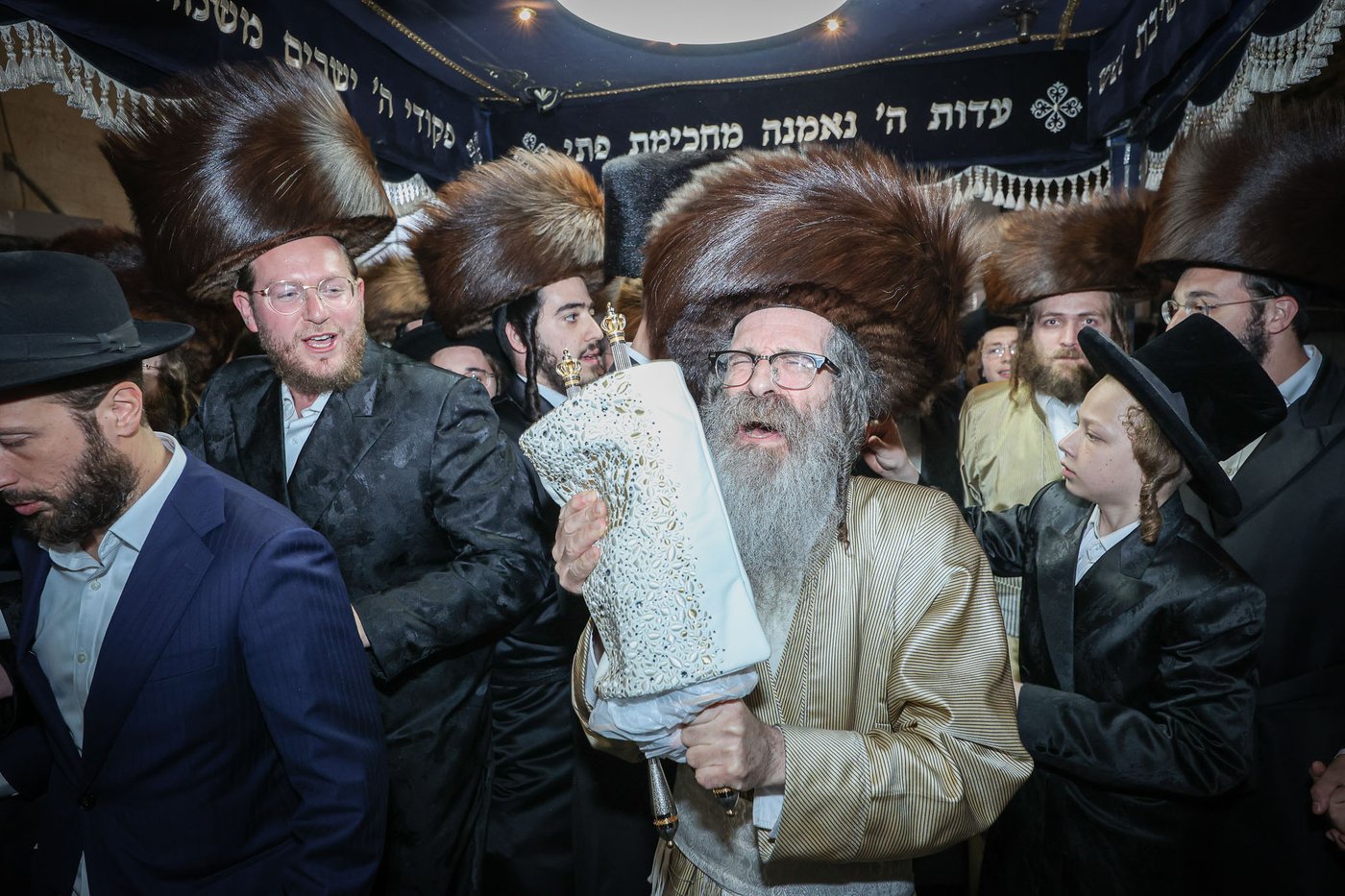 הכנסת ספר תורה אצל הגה"צ רבי נחמן בידרמן | צילום: א. אייזנבאך