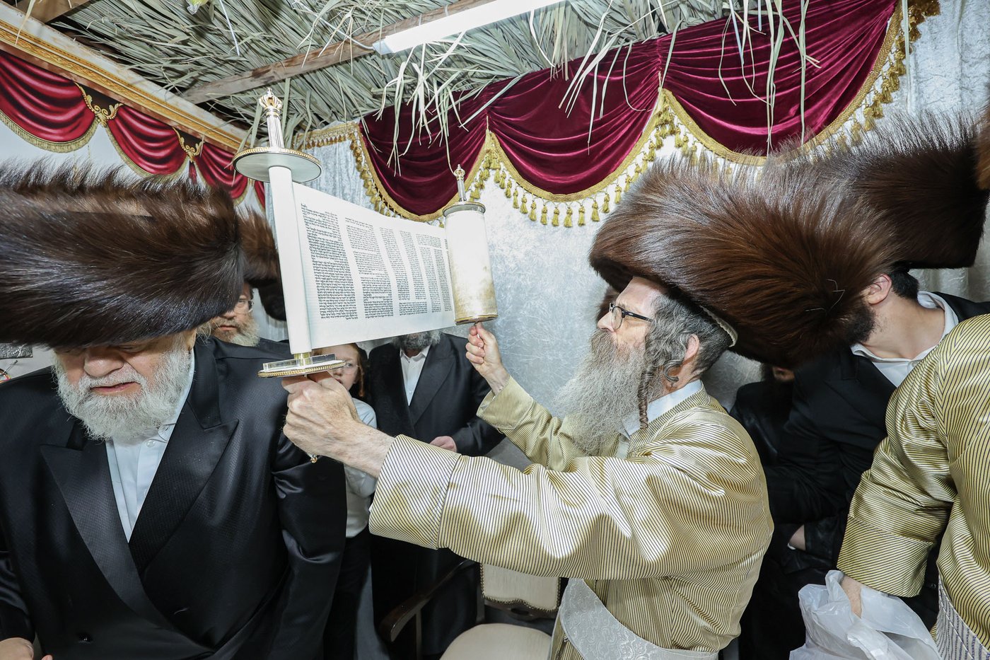 הכנסת ספר תורה אצל הגה"צ רבי נחמן בידרמן | צילום: א. אייזנבאך