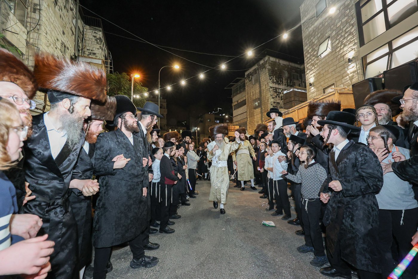הכנסת ספר תורה אצל הגה"צ רבי נחמן בידרמן | צילום: א. אייזנבאך