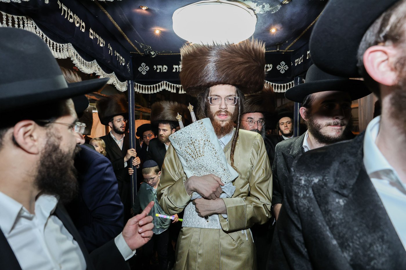 הכנסת ספר תורה אצל הגה"צ רבי נחמן בידרמן | צילום: א. אייזנבאך