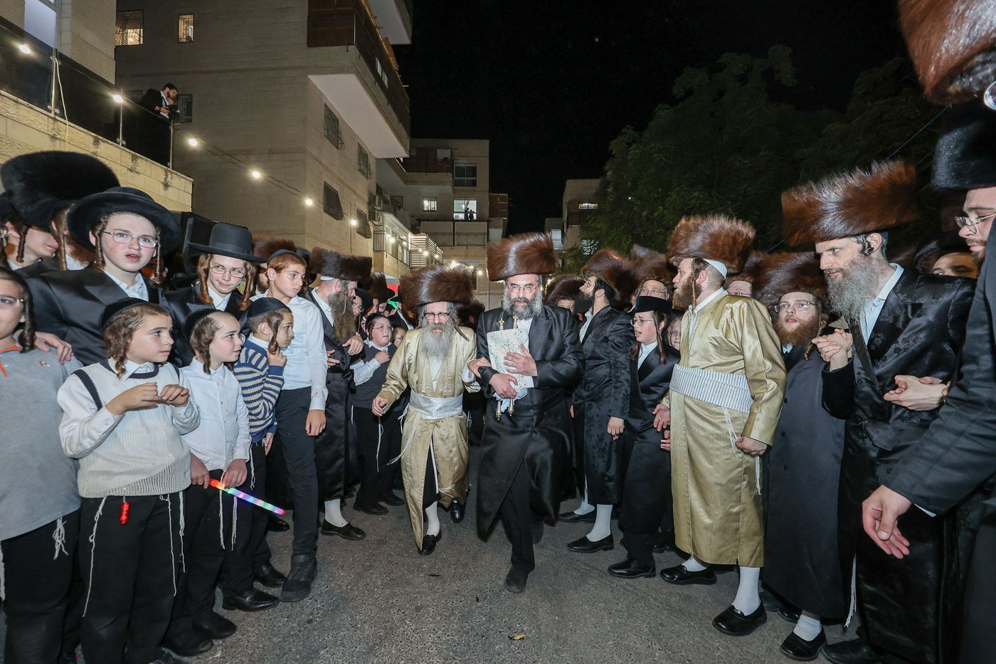 הכנסת ספר תורה אצל הגה"צ רבי נחמן בידרמן | צילום: א. אייזנבאך