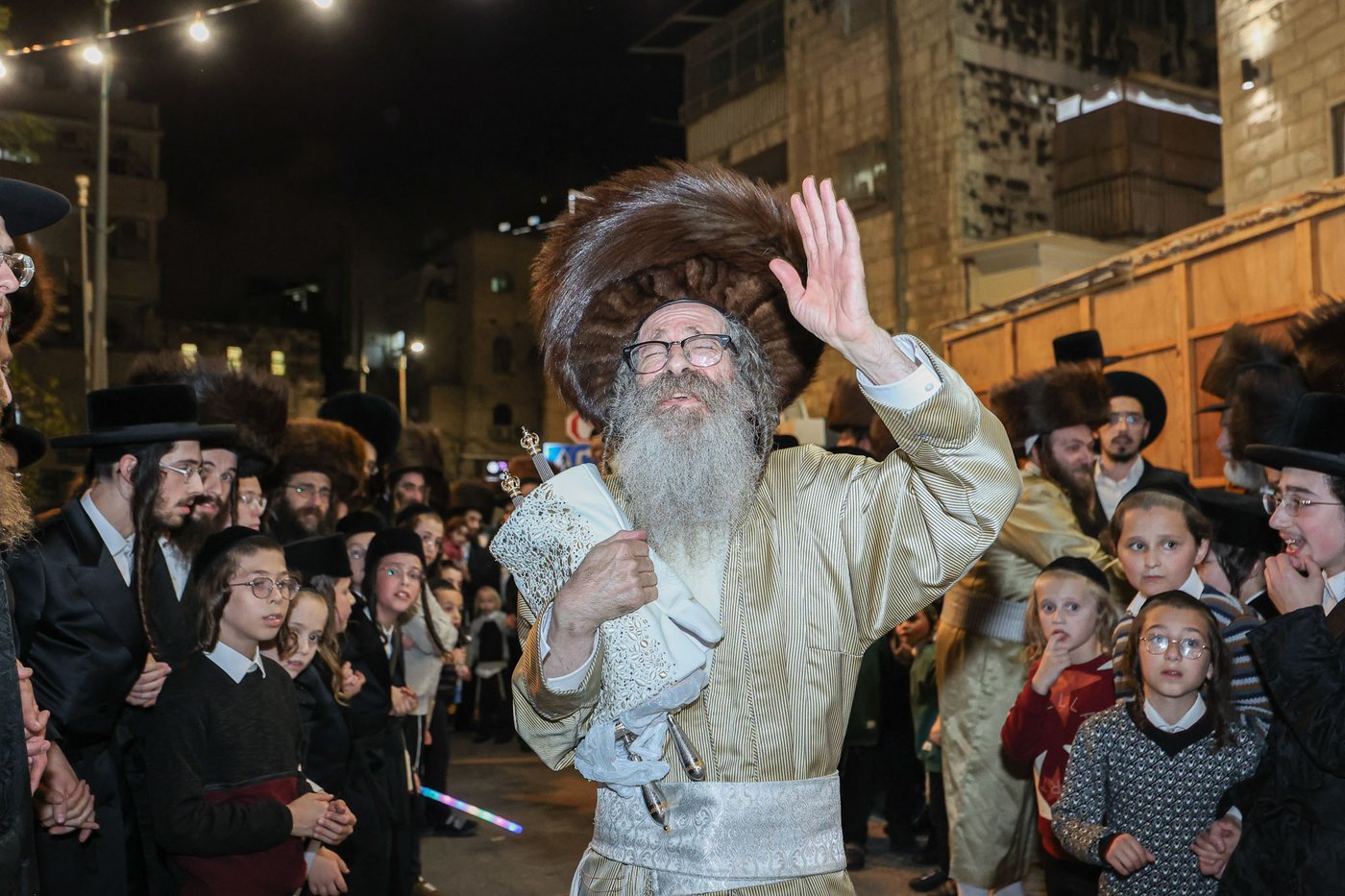 הכנסת ספר תורה אצל הגה"צ רבי נחמן בידרמן | צילום: א. אייזנבאך