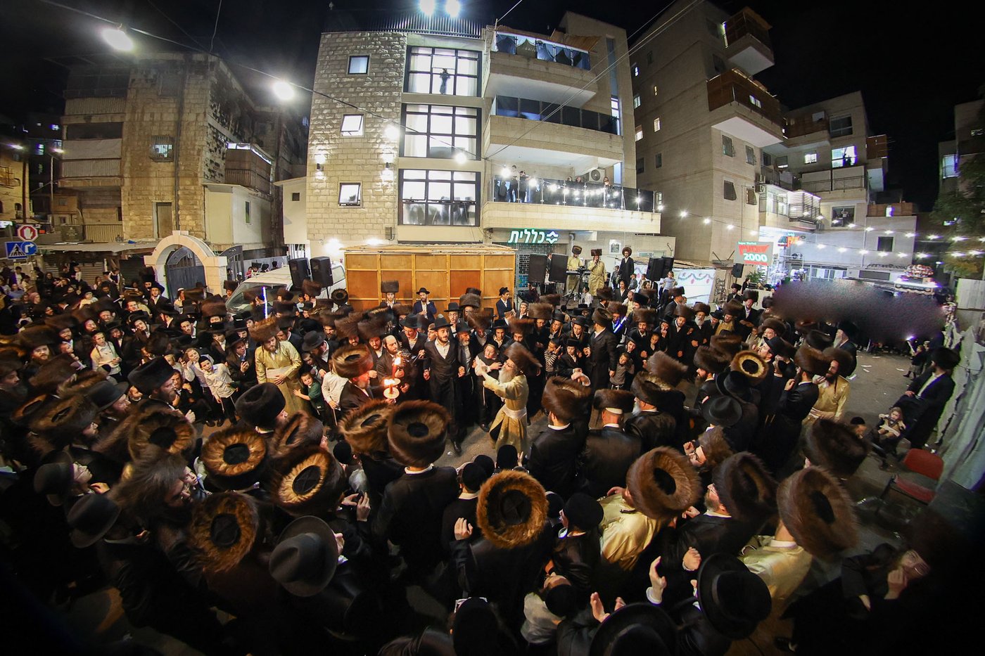 הכנסת ספר תורה אצל הגה"צ רבי נחמן בידרמן | צילום: א. אייזנבאך