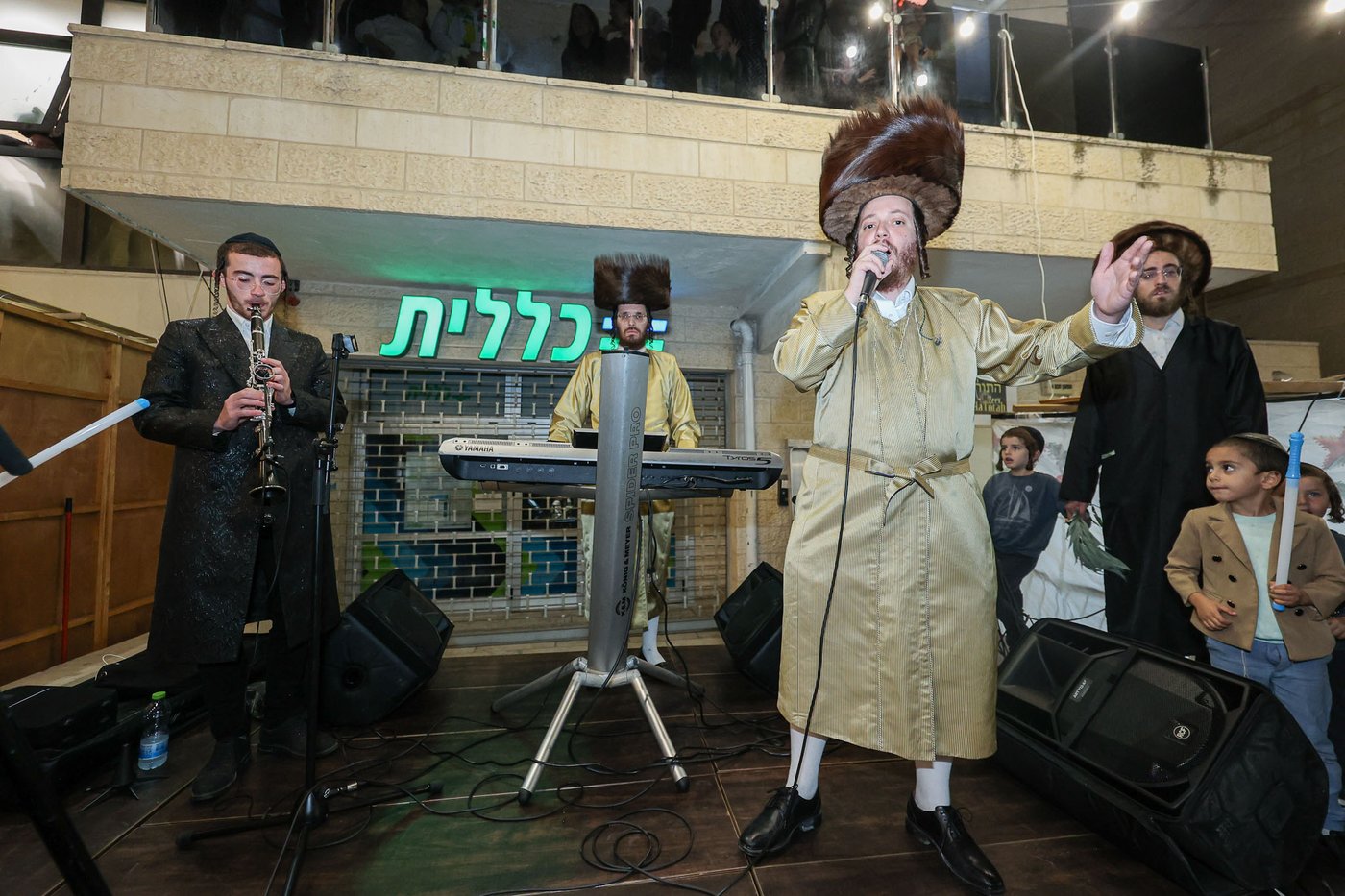 הכנסת ספר תורה אצל הגה"צ רבי נחמן בידרמן | צילום: א. אייזנבאך