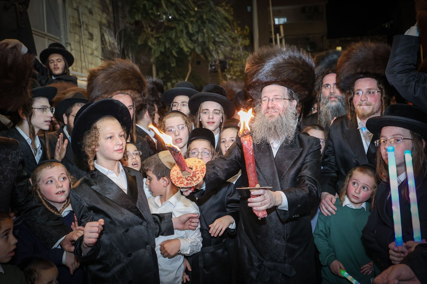 הכנסת ספר תורה אצל הגה"צ רבי נחמן בידרמן | צילום: א. אייזנבאך