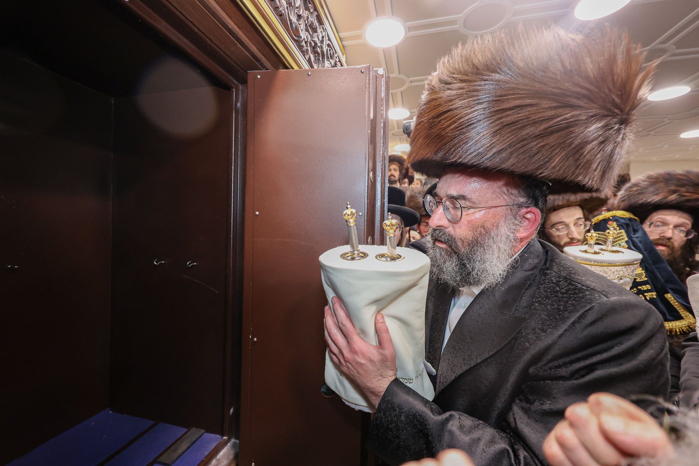 הכנסת ספר תורה אצל הגה"צ רבי נחמן בידרמן | צילום: א. אייזנבאך