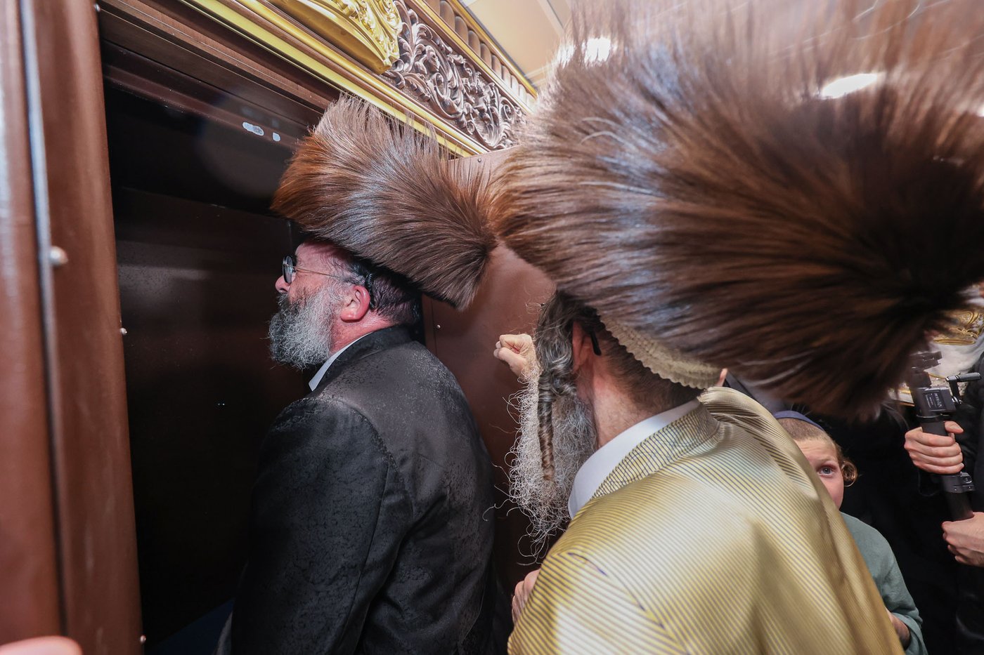 הכנסת ספר תורה אצל הגה"צ רבי נחמן בידרמן | צילום: א. אייזנבאך
