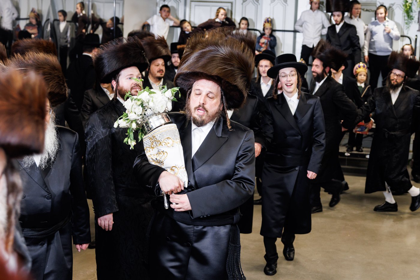 הכנסת ספר תורה במפעל פאבובוד | צילום: JDN