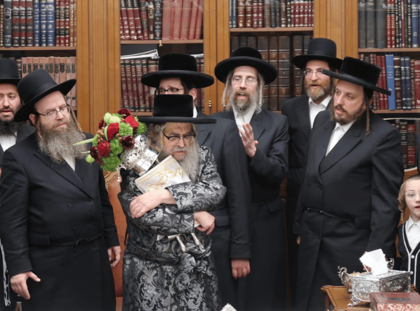 האדמו"ר מסאטמר בריקוד עם ספר התורה | צילום: JDN