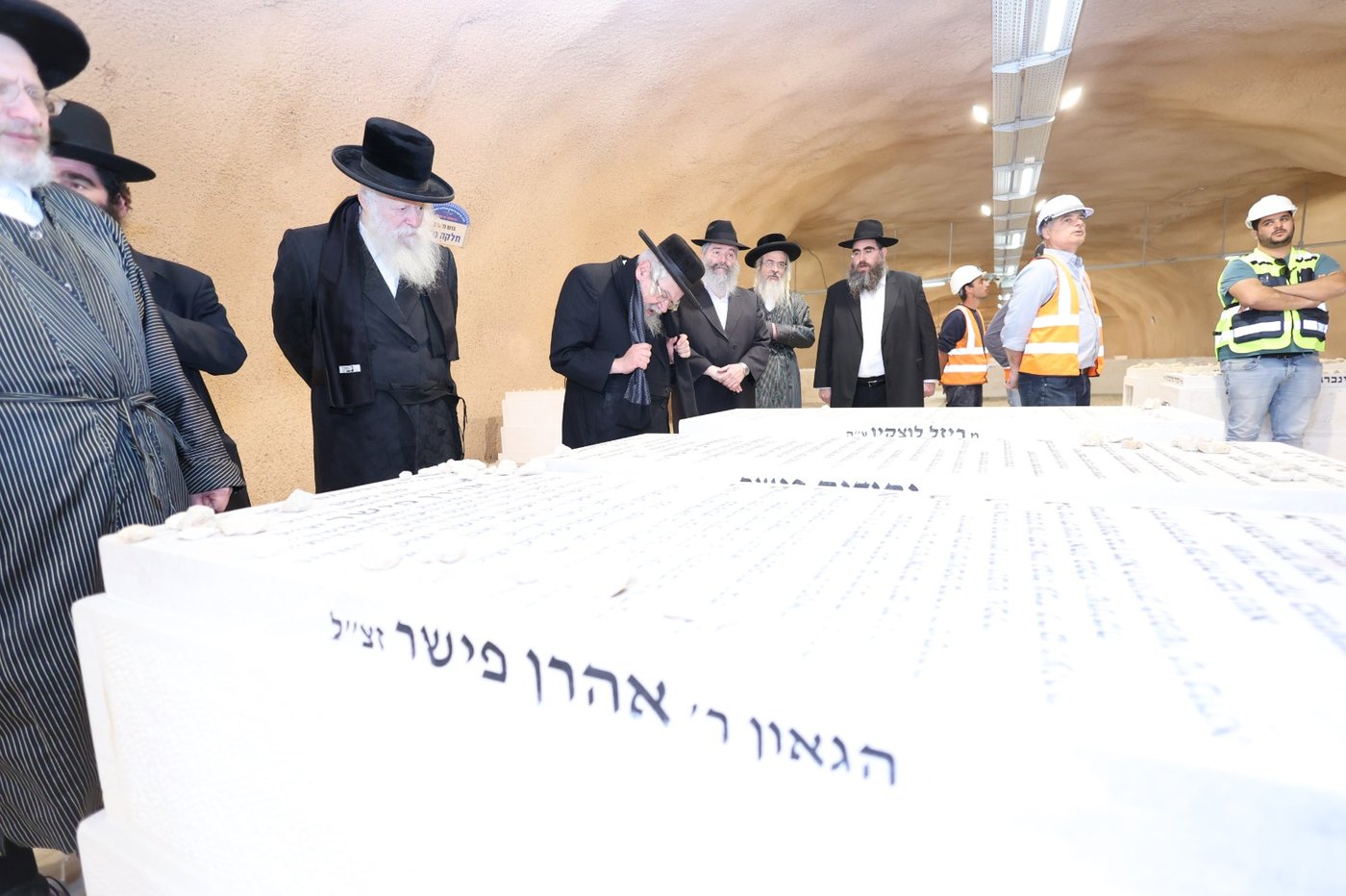 חברי בד"ץ העדה החרדית בסיור בחלקת קבורת המערות בהר המנוחות