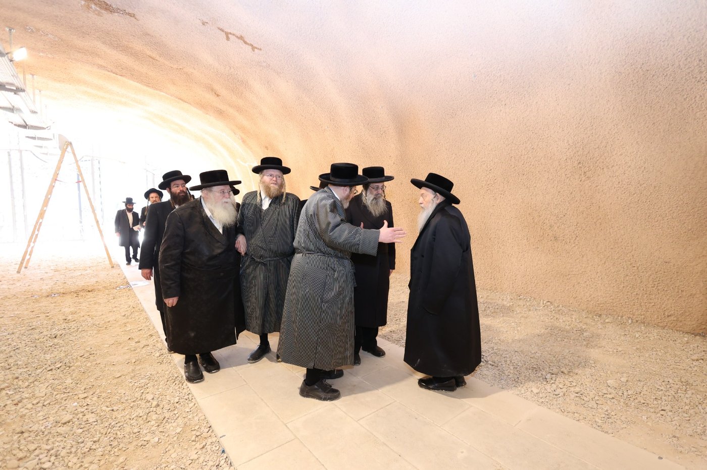הגאון רבי יהושע רוזנברג בסיור בחלקת קבורת המערות בהר המנוחות