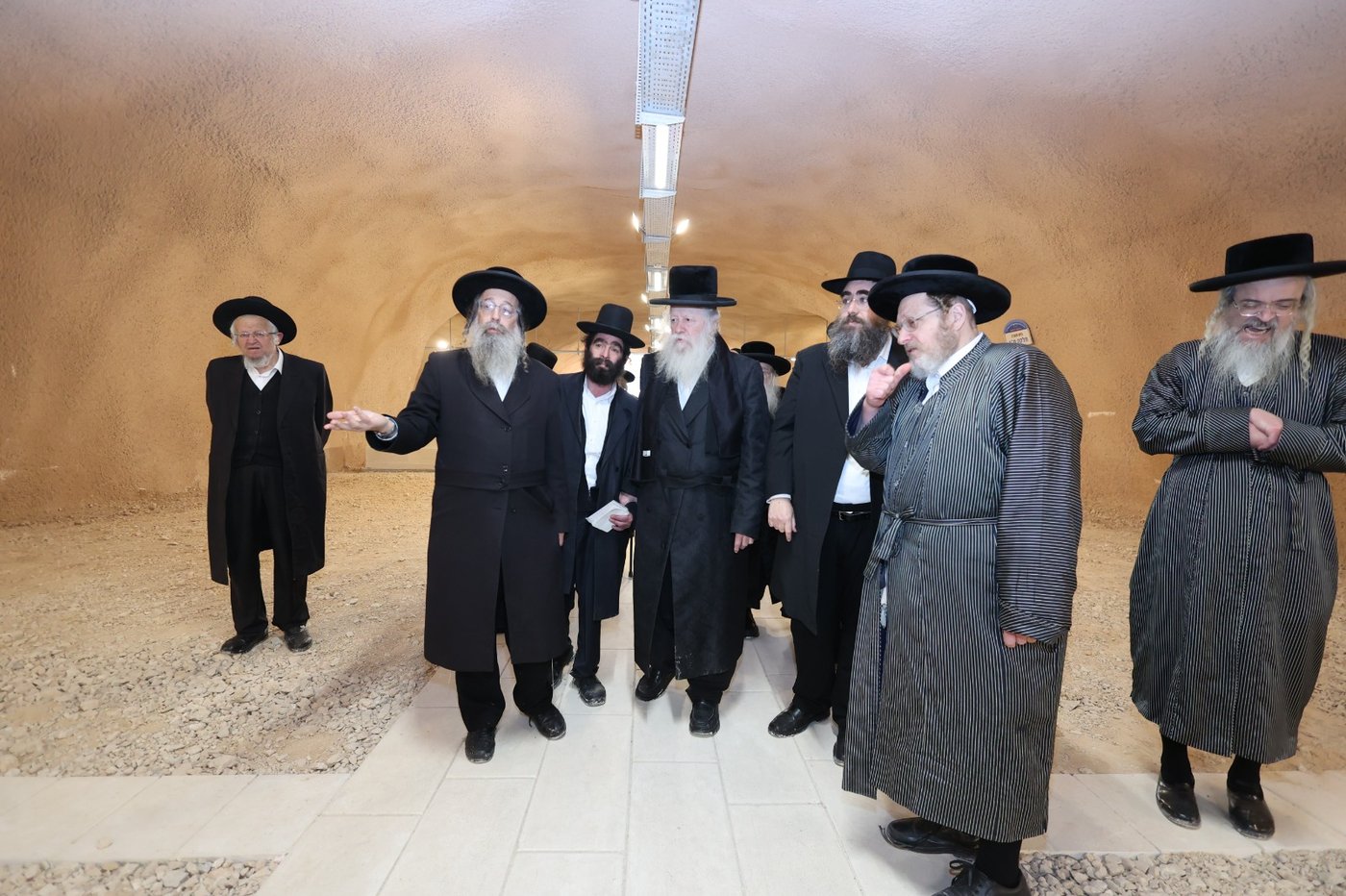 חברי בד"ץ העדה החרדית בסיור בחלקת קבורת המערות בהר המנוחות