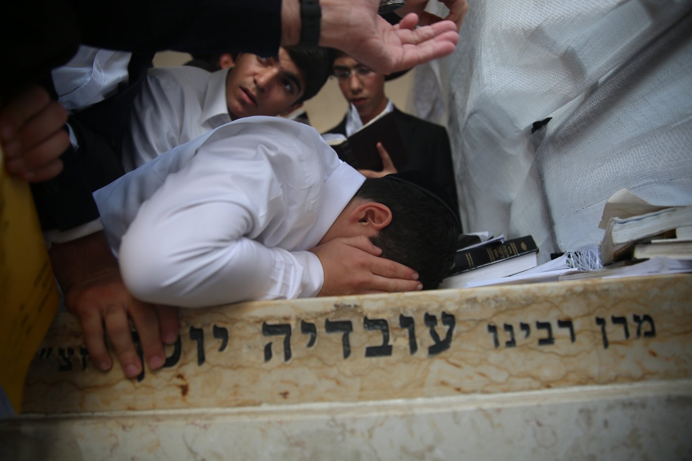 הילולת מרן הרב עובדיה זצ"ל: אלפים בירושלים נוהרים לציון הצדיק
