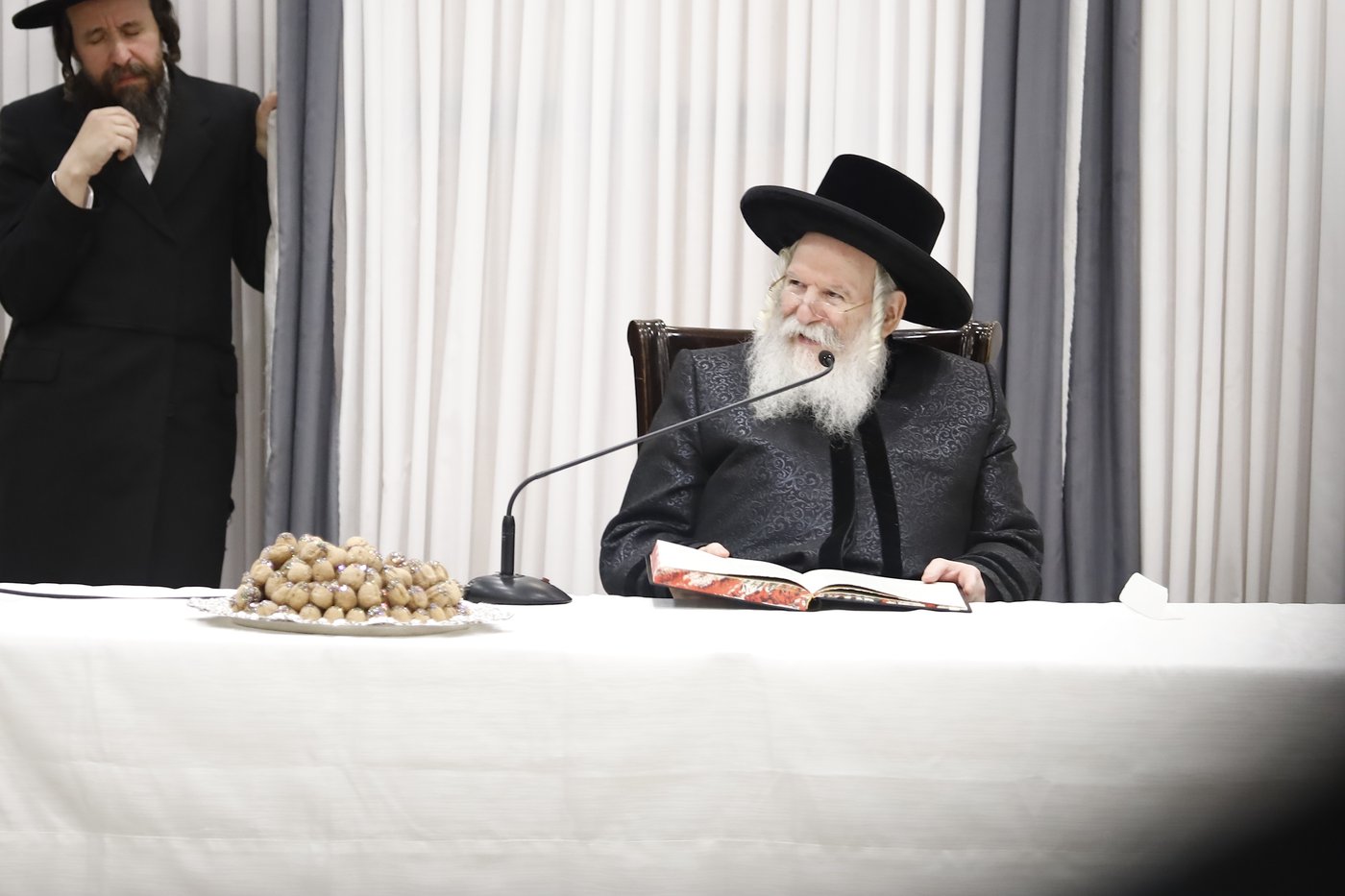האדמו"ר מבאבוב שליט"א בחלוקת אגוזים לבחורים | צילום: אחים לאנטשעווסקי