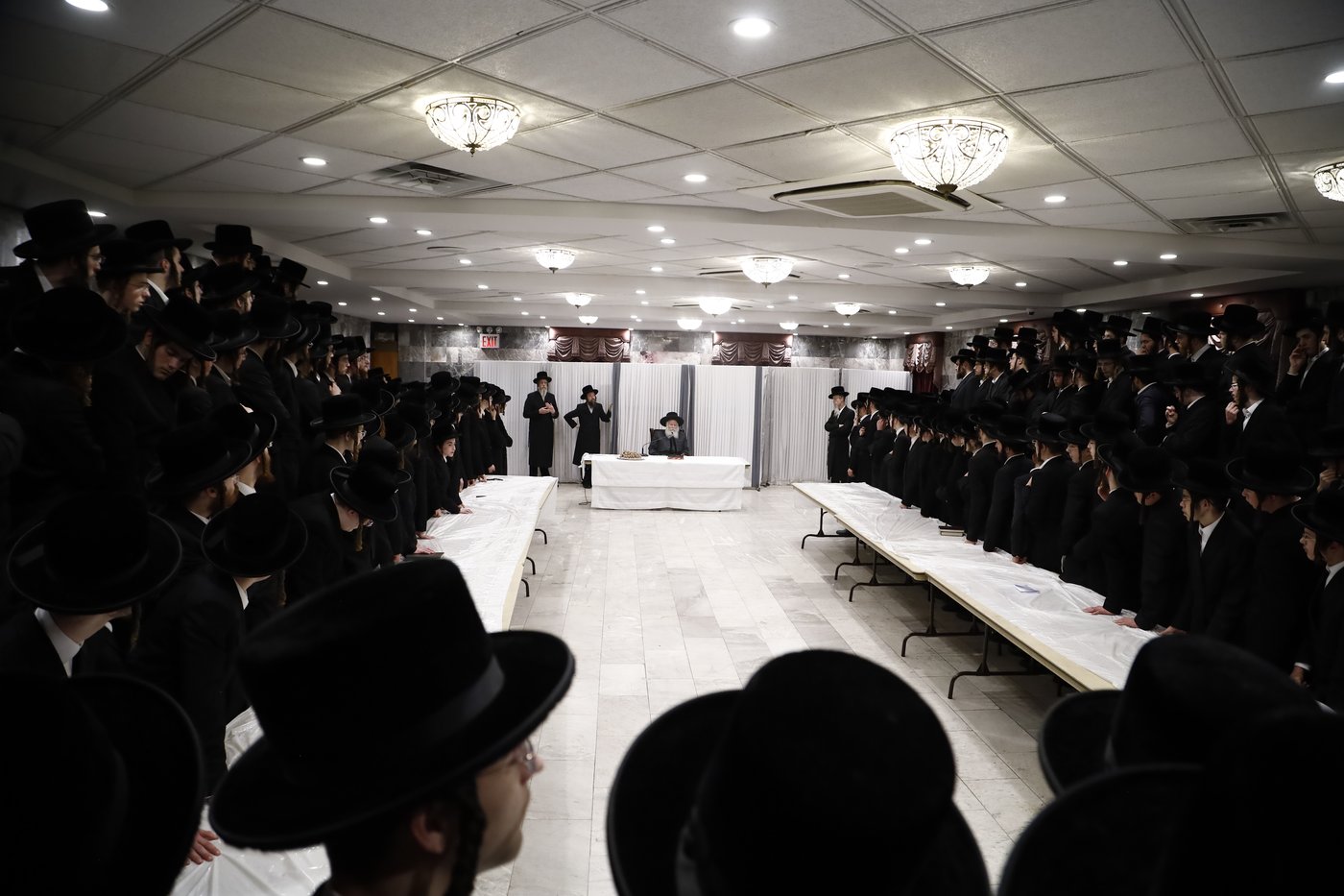 האדמו"ר מבאבוב שליט"א בחלוקת אגוזים לבחורים | צילום: אחים לאנטשעווסקי