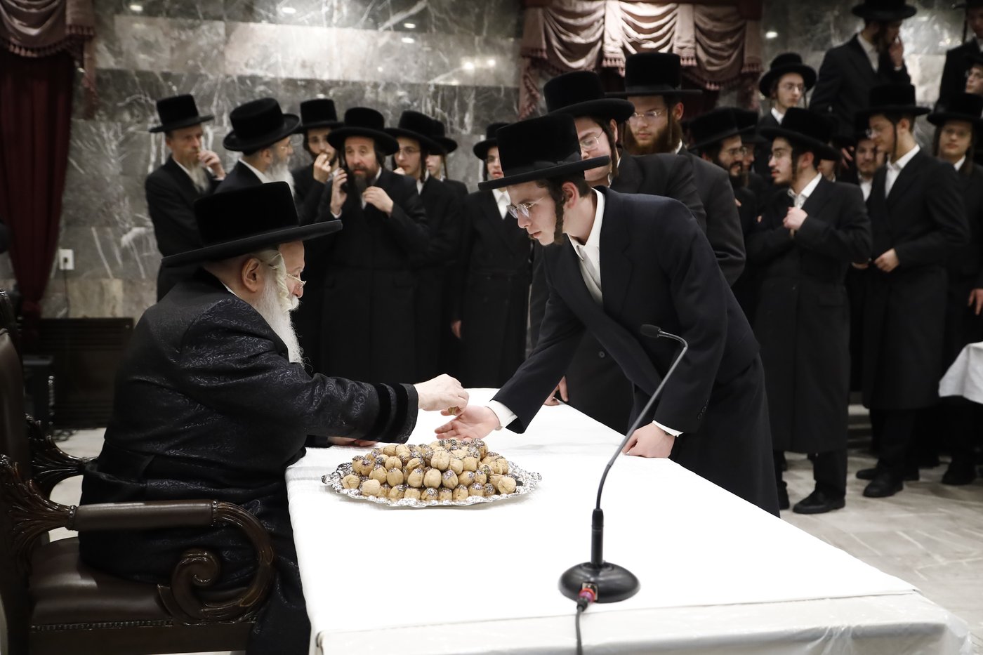 האדמו"ר מבאבוב שליט"א בחלוקת אגוזים לבחורים | צילום: אחים לאנטשעווסקי