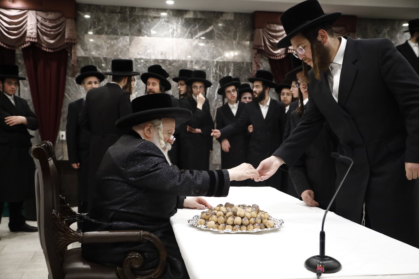 האדמו"ר מבאבוב שליט"א בחלוקת אגוזים לבחורים | צילום: אחים לאנטשעווסקי