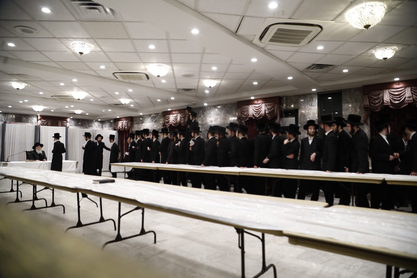 האדמו"ר מבאבוב שליט"א בחלוקת אגוזים לבחורים | צילום: אחים לאנטשעווסקי