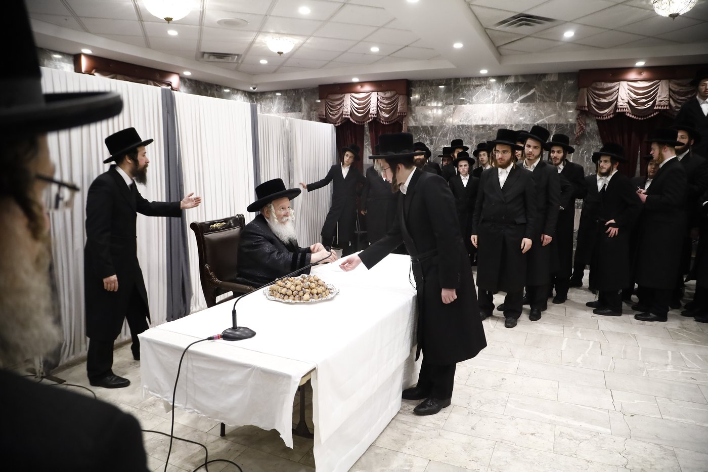 האדמו"ר מבאבוב שליט"א בחלוקת אגוזים לבחורים | צילום: אחים לאנטשעווסקי