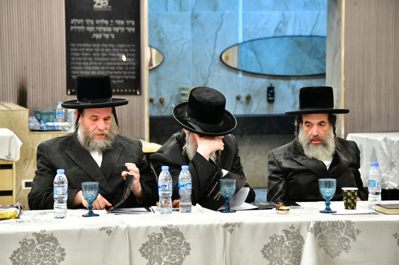 שלושת בני האדמו"ר מויז'ניץ שליט"א במעמד | צילום: מהנעשה והנשמע